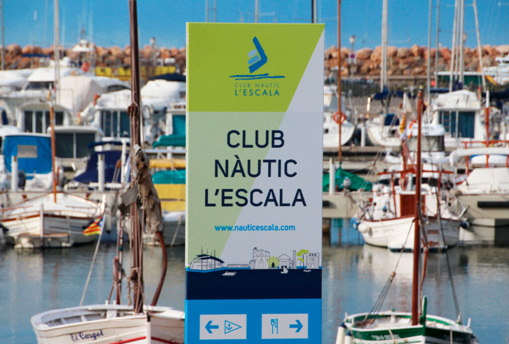 Off Course, Club Nàutic L'Escala: Señalización en el puerto, branding implementado con colores, iconografía, e ilustración, un proyecto de largo recorrido.